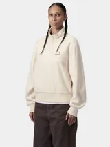 Buzo de cuello alto con cierre frontal parcial, confeccionado en tejido de algodón y poliéster. Presenta un diseño minimalista en color crema con el logo de la marca bordado en el pecho.