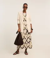 Vestido midi evasé sin mangas, confeccionado en viscolino con 30% de lino. Presenta un estampado abstracto con formas irregulares en tonos degradé.