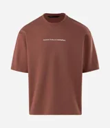 Remera de corte boxy y amplio, color marrón, con cuello redondo, mangas cortas y estampa frontal minimalista con texto en blanco.