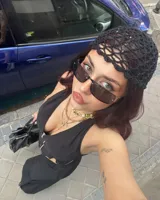 Gorro de malla tejido al crochet color negro, con lentejuelas plateadas.