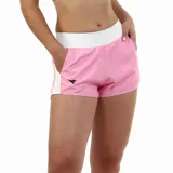 Short deportivo para mujer color rosa vibrante, con cintura ancha elástica blanca y panel lateral blanco. Presenta el logo de Diadora en negro en la parte inferior frontal.