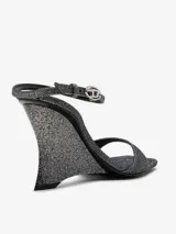 Sandalias de cuña Diesel D-Amber inspiradas en los años 90, con acabado brillante plateado, punta cuadrada abierta, diseño de dos tiras, tacón de cuña y tira ajustable al tobillo con hebilla ovalada con logo.