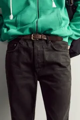 Cinturón de cuero negro con efecto vintage, diseñado en colaboración con Aaron Levine para Zara. Cuenta con una hebilla metálica de metal envejecido con pasador a juego.
