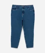 Pantalón mom jeans azul oscuro, tiro alto, con bolsillos delanteros y traseros, trabillas en la cintura, cierre frontal con botón y cremallera, y dobladillo doblado.