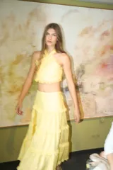 Top halter amarillo pálido de lino, con tiras cruzadas y terminación de mini ojalillos en el escote.