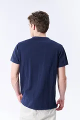 Remera azul marino de piqué con cuello mao y manga corta.