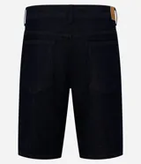 Bermuda de jean para hombre de tiro medio, corte recto y largo hasta las rodillas, con lavado oscuro y diseño clásico de cinco bolsillos.