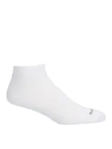 Pack de dos pares de medias deportivas de corte bajo, una en color gris con detalles negros y otra en color blanco. Cuentan con planta acolchada y diseño ergonómico con tecnología antimicrobiana.