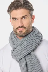 Bufanda de tejido grueso con diseño acanalado (rib), color gris.