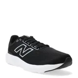 Championes de running New Balance modelo 413 V3, color negro con detalles en blanco. Presentan un diseño de malla transpirable sin costuras, cierre con cordones y suela con tecnología EVA Ground Contact para mayor amortiguación y agarre.