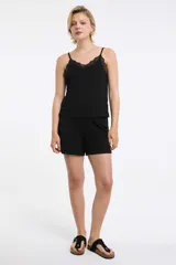 Musculosa de rib color azul con breteles finos regulables, escote en V y detalles de encaje en el escote y la espalda.