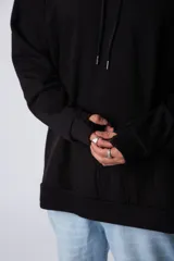 Buzo tipo canguro con capucha, confeccionado en una combinación de algodón rústico y microfibra. Presenta un diseño bicolor en tonos rosado y verde militar, con bolsillo frontal tipo canguro en contraste, cordones ajustables y estampa personalizada en el frente.