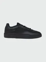 Zapatillas Diesel modelo S-Oval Skate, de diseño urbano en color crema. Presentan una silueta de perfil bajo con paneles de cuero y tejido técnico, cierre de cordones con placa metálica decorativa y etiqueta con logo en la lengüeta.