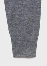 Cardigan gris de punto fino con mezcla de lana, escote en V, cierre frontal de botones, mangas largas y bolsillos de parche delanteros.