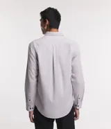 Camisa de manga larga Marfinno en tejido de sarga color gris, con cuello camisero, cierre frontal de botones y dos bolsillos frontales con solapa y botón.