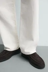 Mocasín casual de hombre con parte superior de piel con acabado serraje, diseño de corte liso con detalle de bordón, horma redonda y suela a tono.