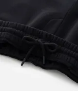 Pantalón jogger de algodón con felpa, color beige, con cintura elástica, cordón ajustable, bolsillos laterales y puños elásticos en los tobillos.