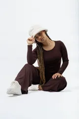 Remera de manga larga color blanco hueso, con cuello redondo y tejido acanalado.