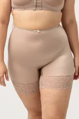 Calza corta modeladora color piel, confeccionada en lycra con terminación en puntilla en la pierna con efecto antideslizante.