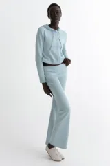 Pantalón de yoga de punto suave, con diseño de piernas levemente acampanadas y cintura estándar con panel ancho doblado en punto acanalado.