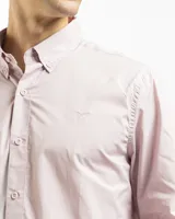 Camisa de manga larga color azul marino, confeccionada en algodón, con cuello abotonado (button-down) y un pequeño logo bordado en el pecho.