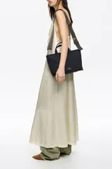 Bolso de mano Bimba y Lola de tamaño mediano, con estructura blanda, doble asa de mano y asa regulable de tejido. Cuenta con cierre de cremallera, detalles metálicos y logo de la marca en el frente.