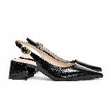 Zapatos slingback de cuero charolado negro, con punta fina, taco ancho bajo y tira trasera ajustable con hebilla metálica dorada.
