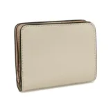 Billetera compacta de cuero color gris claro con interior rosa pálido. Tiene cierre de cremallera, correa de muñeca y aplique metálico dorado con el logo de la marca.