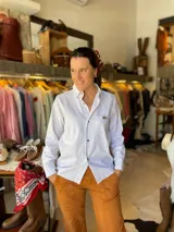 Camisa blanca de manga larga, de corte clásico y holgado, confeccionada en algodón con botones de madera.