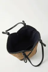 Bolso shopper tejido en tono camel con detalles de costuras y asas de hombro en color negro, de diseño estructurado.
