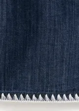 Short de denim azul oscuro de tiro alto, con bolsillos y detalle de bordado blanco en el borde inferior.