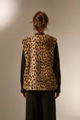 Chaleco sin mangas con diseño de estampado animal print de leopardo, confeccionado en piel sintética.