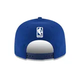 Gorro New Era azul con visera plana, logo de los New York Knicks bordado en el frente y cierre snapback ajustable.