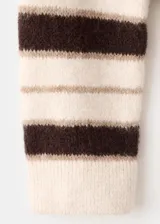 Chaleco de punto a rayas horizontales en tonos beige, tostado y marrón oscuro, de cuello redondo y corte holgado sin mangas.