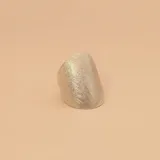 Anillo de plata 925 satinada, con diseño ancho superior y acabado liso.