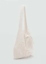 Bolso shopper de crochet en color crudo, con diseño de motivos circulares unidos en tejido artesanal y tiras ajustables con lazo en la parte superior. Cuenta con doble asa de hombro.