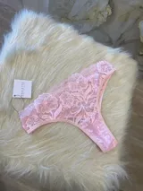 Vedetina de encaje floral color rosa, con cintura elástica y refuerzo de algodón.