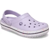 Zueco Crocs Crocband™ Speckled Band color lavanda con suela blanca con motas de colores.