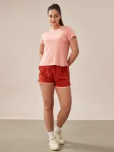 Remera deportiva de manga corta con cuello redondo, confeccionada en tejido técnico transpirable de ajuste cómodo.