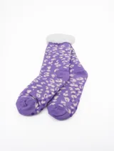 Medias térmicas de caña media con interior de sherpa, diseño estampado de animal print en tonos violeta y blanco, y suela antideslizante con puntos de silicona.