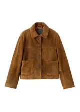 Chaqueta de cuero color marrón, con solapas clásicas, cierre frontal de botones, bolsillos aplicados en el pecho y en la parte inferior, y mangas largas.