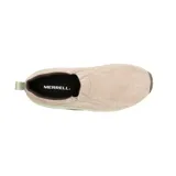 Slip on Merrell modelo Jungle Moc, confeccionado en gamuza color beige con detalles en verde claro y suela de goma marrón. Presenta diseño sin cordones con paneles elásticos laterales y tecnología Air Cushion en el talón para mayor estabilidad.