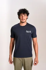 Remera de cuello redondo y manga corta, color azul marino, con logo de la marca estampado en el pecho.