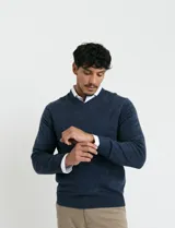 Sweater de punto con escote en V y manga larga, confeccionado en tejido acrílico con textura suave.