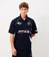 Remera polo de hombre azul marino con detalles en blanco, mangas cortas y corte boxy. Presenta estampas deportivas frontales con las leyendas "Radar" y "Anthem", además de recortes laterales en contraste y cuello con botones.