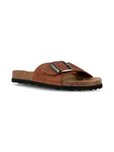 Sandalias de cuero color marrón cognac de la marca Hush Puppies, con tira ancha ajustable mediante una hebilla metálica grande, plantilla anatómica de corcho y suela de goma estriada.