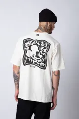 Remera negra de corte oversize confeccionada en algodón pesado, con estampa pequeña de Mickey Mouse en el pecho y diseño gráfico en la espalda.
