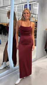 Vestido largo bordó de satén con tirantes finos regulables, escote drapeado con detalle de lentejuelas y tajo lateral profundo.