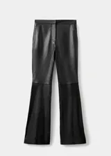 Pantalón de tiro medio confeccionado en 100% piel de ovino, con diseño largo de estilo flare y forro interior.