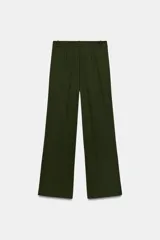 Pantalón de tiro medio color tostado, con pernera recta, trabillas para cinturón y cierre frontal con cremallera y botón oculto.